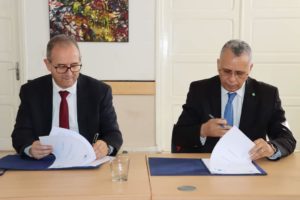 Lire la suite à propos de l’article Le président de la Commission Nationale des droits de l&rsquo;homme signe en Tunisie un accord de coopération avec le Président de l&rsquo;institut Arabe de droits de l&rsquo;homme.