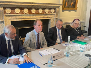 Read more about the article رئيس اللجنة يستعرض قضية الصوفي ولد الشين خلال محاضرة في “شاتام هاوس” بلندن