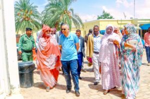 Read more about the article في إطار زياراته الميدانية للمستشفيات.. رئيس اللجنة الوطنية لحقوق الإنسان يستمع لمعاناة ومشاكل محتجزي ومرتادي مستشفى الأمومة والطفولة