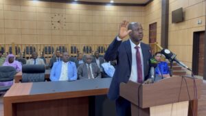 Read more about the article رئيس اللجنة الوطنية لحقوق الإنسان يؤدي اليمين القانونية أمام المحكمة العليا